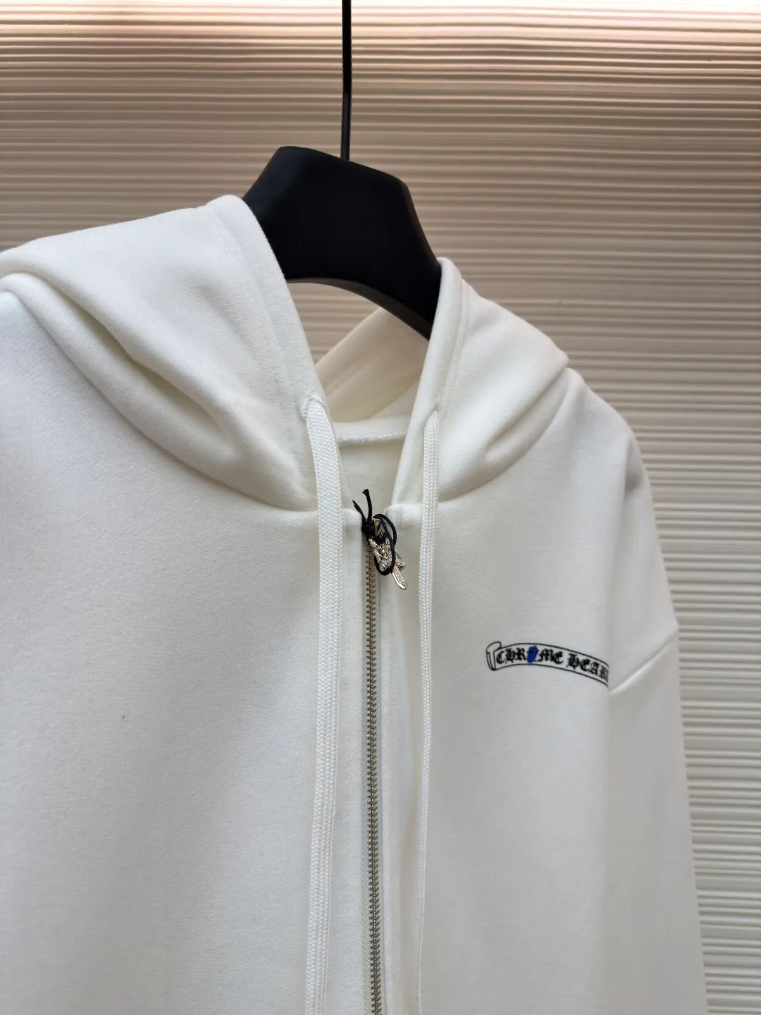 Chrome Hearts hooded glue print sweatshirt jacket ●Item number: 1682183-B05 ●Fabric: cotton fleece sweatshirt fabric ●Technology: glue printing production ●Color: white ●Version: loose fit ●Weight: about 900 grams ●Size: S-M-L-XL ●Description: This CHROME HEARTS hooded glue-printed sweatshirt jacket is treated with a professional fabric enzyme washing process. The enzyme-washed fabric not only removes impurities and stiffness produced during the weaving process, but also makes the fabric feel soft and skin-friendly. It also improves the drape and durability of the fabric, making it more comfortable to wear. The glue printing process of the garment body ensures the color saturation and three-dimensionality of the pattern. The printing layer is closely integrated with the fabric, making it less likely to crack or fall off, and can maintain the integrity of the pattern for a long time. In addition, due to differences in measurement methods, there will be a normal error of 1~3CM in the clothing length, bust and other dimensions. In order to protect the integrity of the fabric and printing process, it is recommended that the product be cleaned by hand to maximize the wearing life of the clothing. The overall wiring is straight and delicate, the fabric is comfortable and soft, and the color is consistent without color difference. It can be matched with the same style to create a fashionable look and control various occasions. Customized accessories, complete with three standards, same style for men and women!
